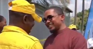 Vidéo | Des coéquipiers à des chemins différents : la réunion émouvante de Samuel Eto’o avec un ancien collègue devenu agent de sécurité bancaire